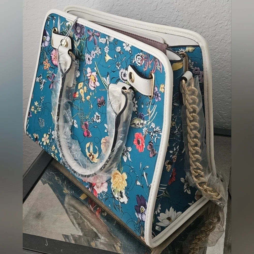 🌟NWOT Designer Inspired White Blue  Handbag Satchel With Gold Lock🌟